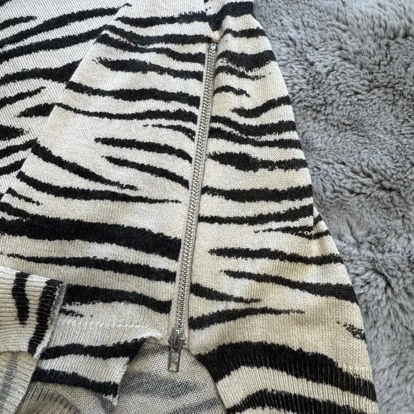 Crew Neck Lightweight Zebra‎ Print Sweater Sz S Side Zippers - Image 5