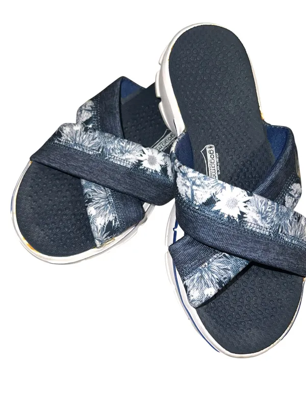 Skechers blue and white flower design gogamat sandals. Great pre loved conditio. - Image 3