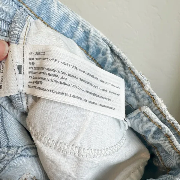 Abercrombie | 90s Straight‎ Ultra High Rise Distressed Knee Jeans Light Wash - Image 6