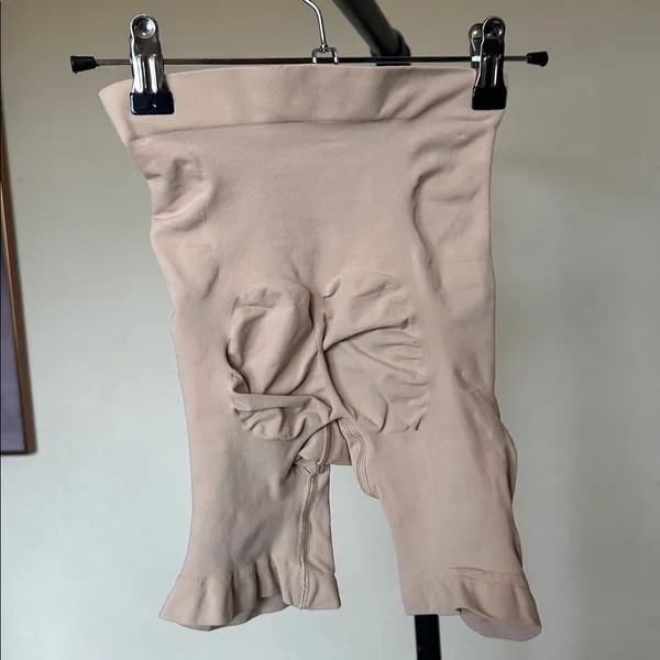 SKIMS Seamless Sculpt Mid Thigh Short compression nude sand shape wear NWOT Sz L - Image 6