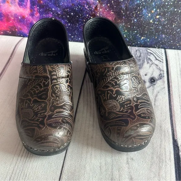 Dansko Professional Tooled‎ Leather Clogs Sz 38 EU (7.5/8 US) Brown Nurse Shoes - Image 2