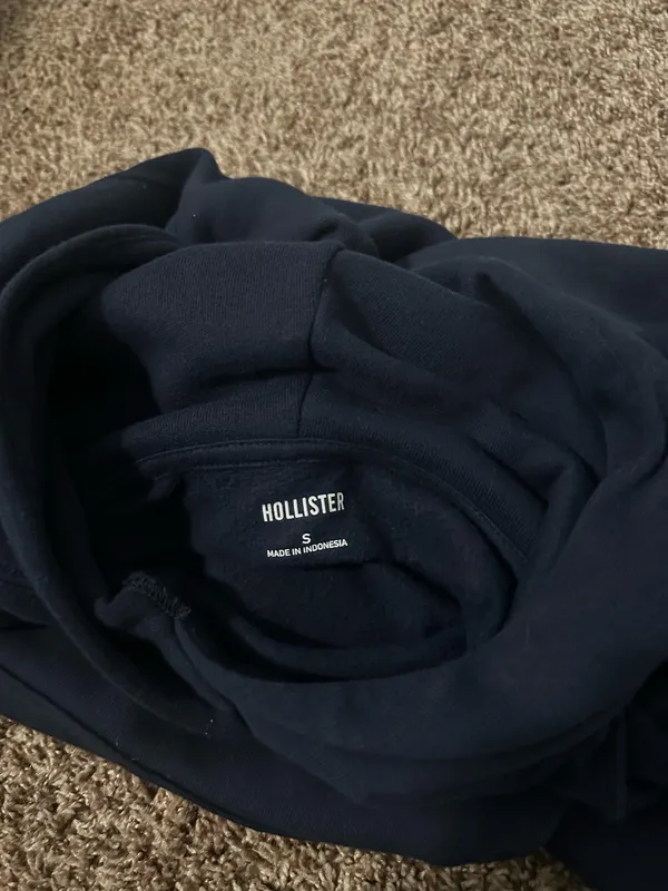 Navy blue hollister sweat seat - Image 3