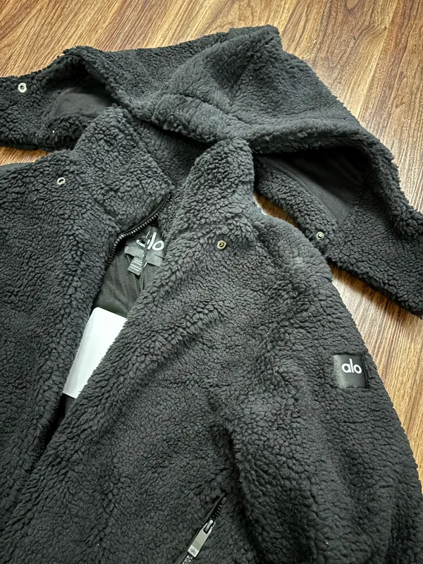 🖤 Alo Faux Fur Foxy Jacket – Black (Size M) - Image 6