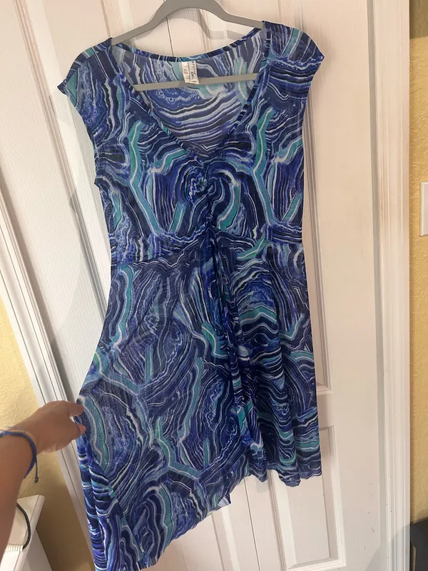 Profile by Gottex women’s dress/cover-up in a beautiful blue agate-inspired print. Features a flattering twist-front bodice, cap sleeves, and a comfortable stretch fabric. Perfect for beach vacations, cruises, poolside wear, or casual resort styling. Size Medium. Excellent pre-owned condition with no noted flaws. - Image 2