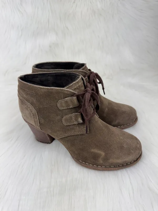 NWOT Clarks Artisan Carleta Lyon Suede Ankle Bootie Boots 7.5W Taupe Block Heel - Image 3