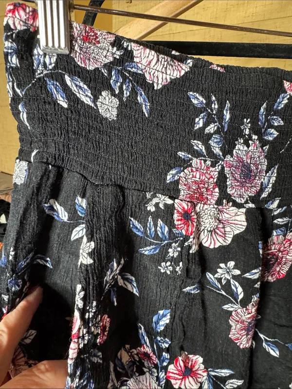 Three Dots Black Floral Smocked Pull-On Shorts Pom Pom Trim Size Medium - Image 6