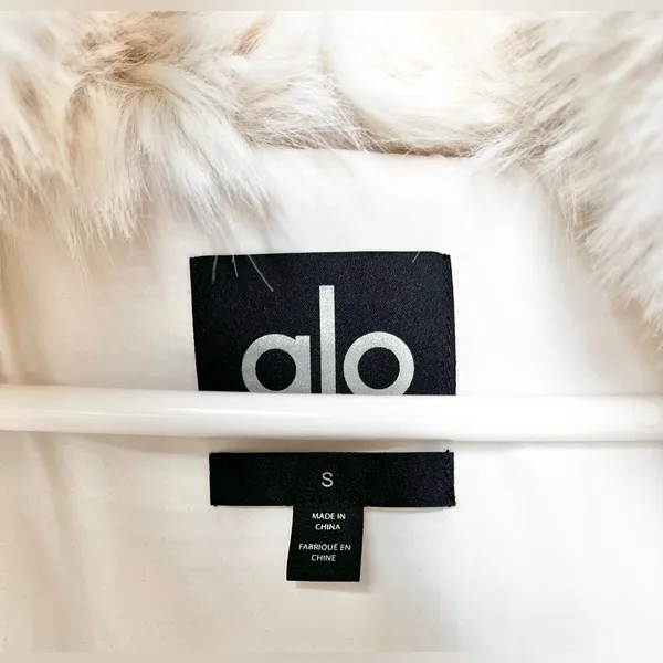Alo Yoga Opulent Faux Fur Cropped Jacket Size Small Winter Coat LIMITED. - Image 4