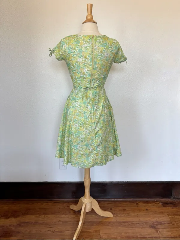 Vintage-Inspired Green Floral Fit & Flare Sweetheart Dress - Image 4