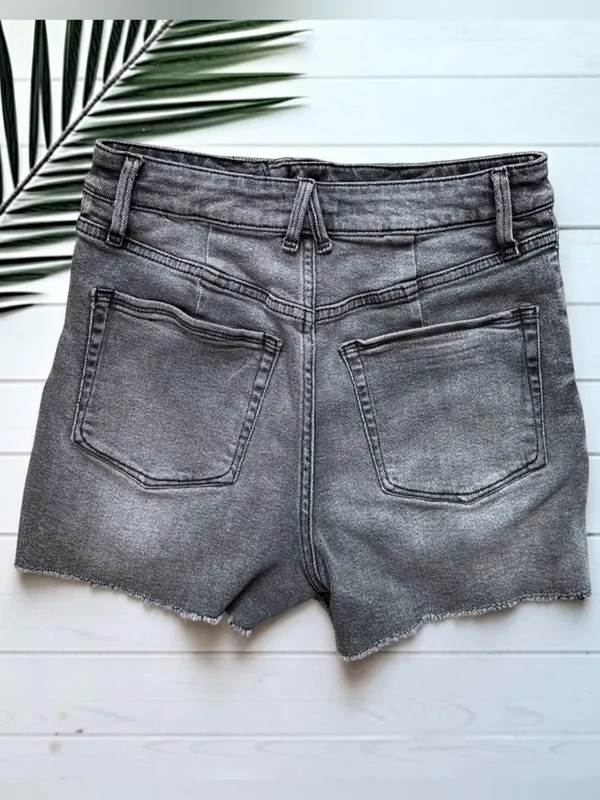 Good American Good Curve Distressed Denim Shorts Gray Wash Size 6 / 28 - Baddie - Image 3