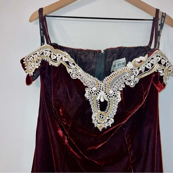 Vintage 80s/90s Zum Zum Velvet Gown Burgundy Sweetheart / off the shoulder 13-14 - Image 2