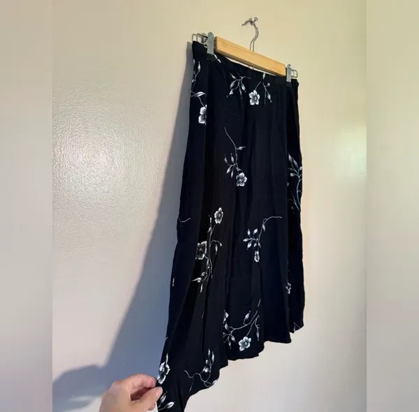 CLEARANCE! Black Vintage Worthington Floral Midi Skirt Size 8P EUC - Image 3