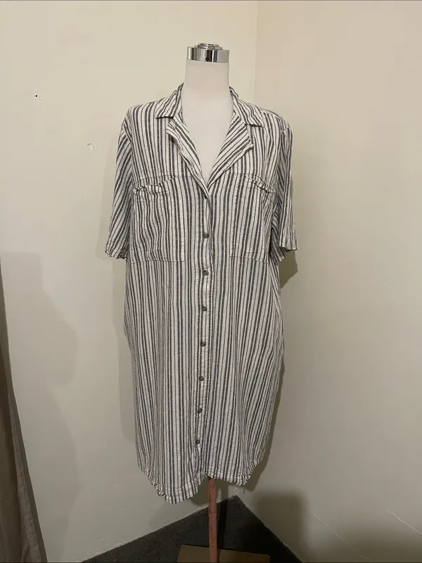 Universal Threads Striped Button-Front Mini Dress in Gray and White - Image 3