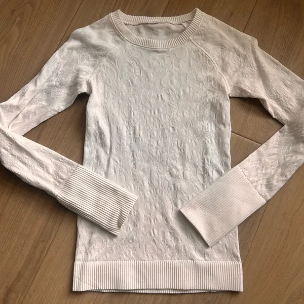 Lululemon Rest Less Pullover in white with a textured design XS - Image 3