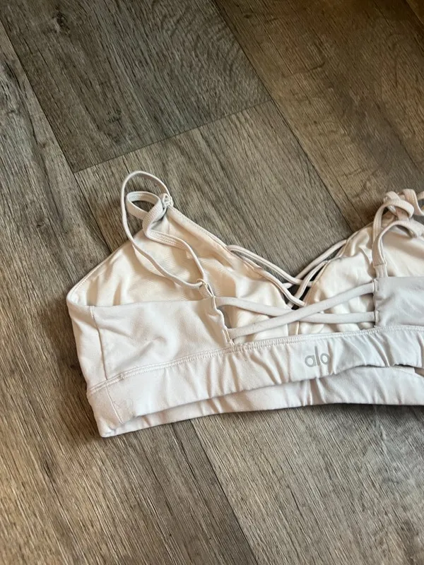 Alo yoga sports bra size M - Image 5