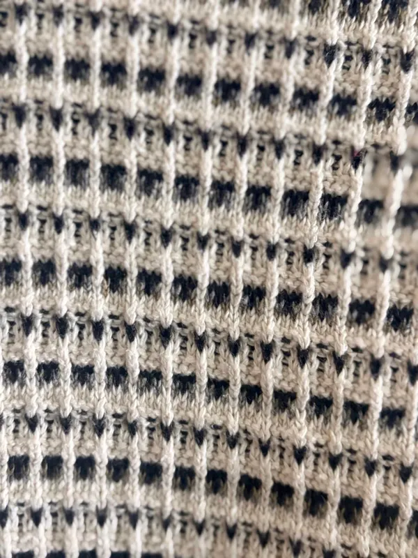 Bill Blass Beige and Black Textured Crewneck Sweater - Image 5