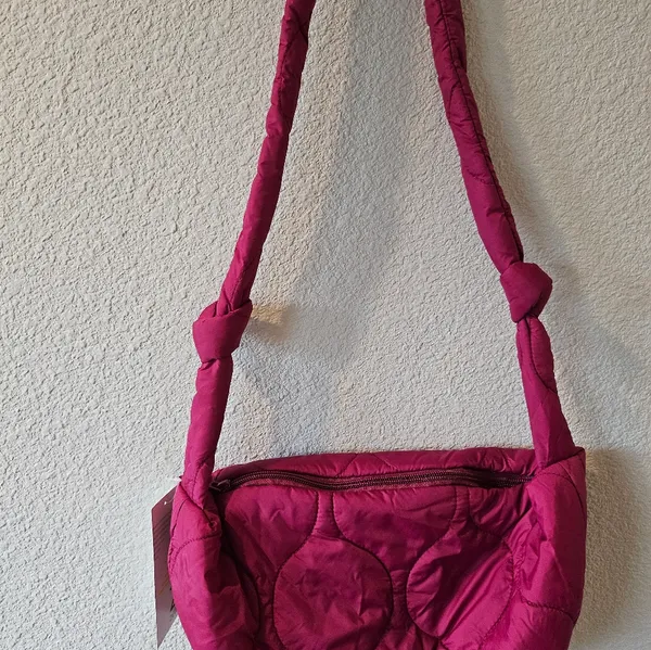 Zella Quilted Shoulder Bag in Fuchsia - Image 2