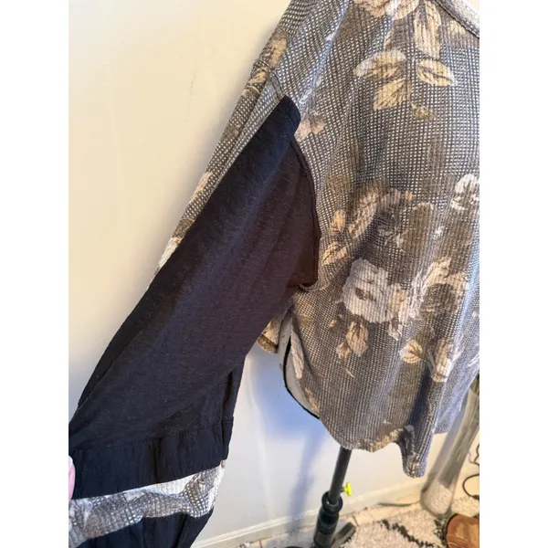 Free People Womens Floral Waffle Thermal Knit‎ Top Grey Black Oversized Medium - Image 4