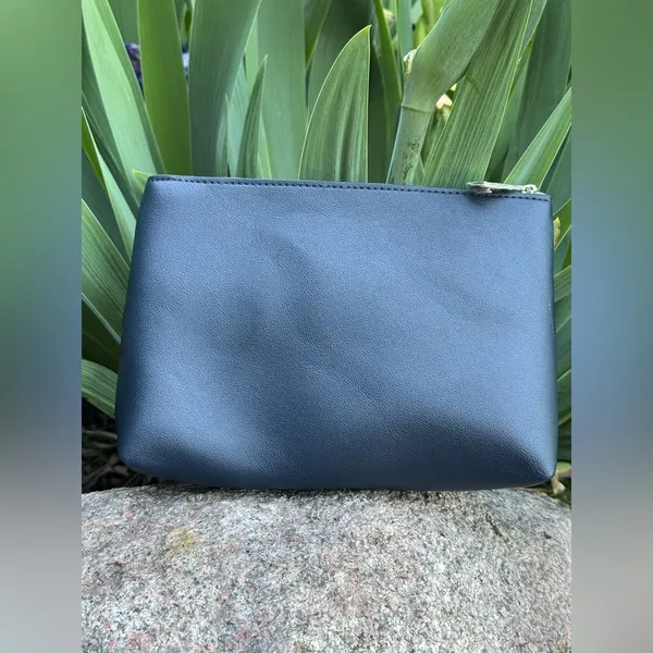 Ferragamo x Air India Navy blue cosmetic travel toiletry case NWOT - Image 4