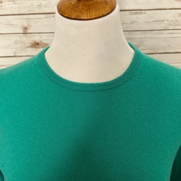 Ann Taylor classic green quiet luxury cashmere crewneck sweater Size Medium - Image 2