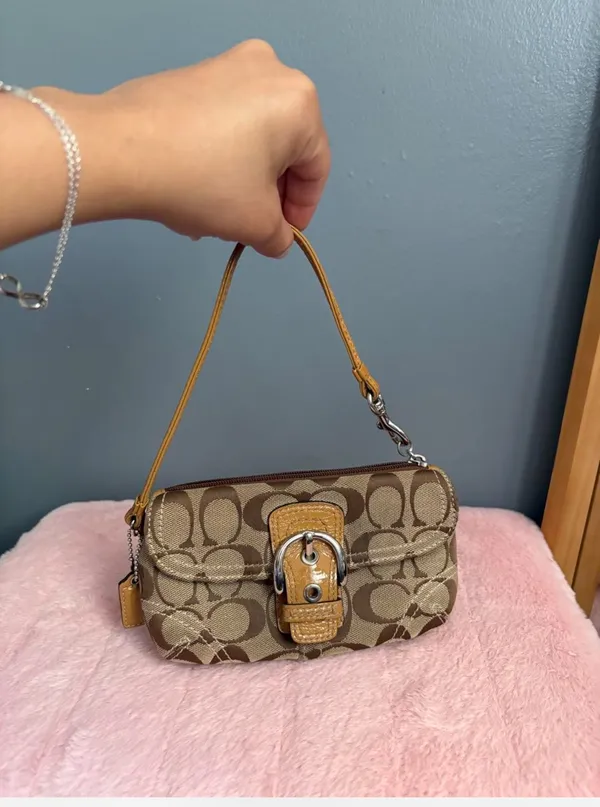 Beautiful coach wristlet bag  - Image 2