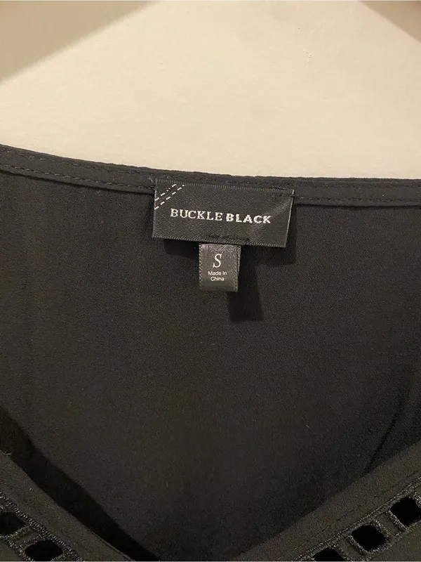 Buckle BuckleBlack - Cutout V-Neck Blouse Size Small - Image 3