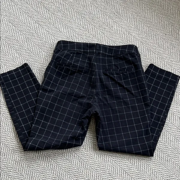 Old Navy Women’s Black Windowpanel Pixie High Rise Pants - Image 9
