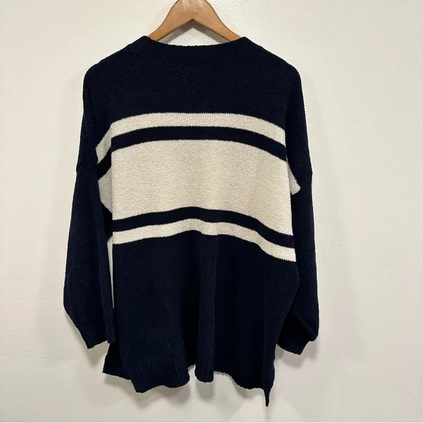 American Eagle outfitters sweater! Vintage style navy and white size medium! - Image 3