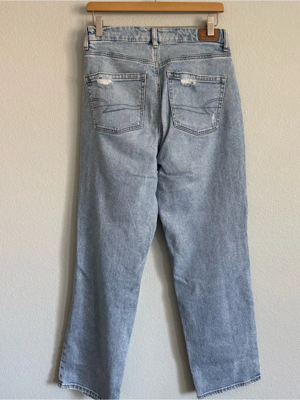 American Eagle Distressed Baggy Jeans. Size 6 - Image 4