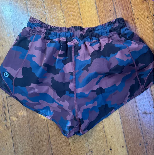 Lululemon Hotty Hot Shorts 2.5" Low-Rise - Image 2