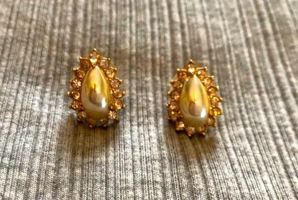 Costume jewelry- 18” Pearl necklace and earrings with rhinestones. - Image 3