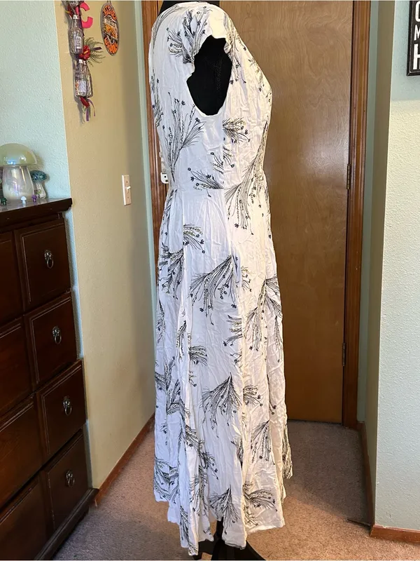 Free People white with floral print deep v-neck midi dress cap sleeves size 8 - Image 2