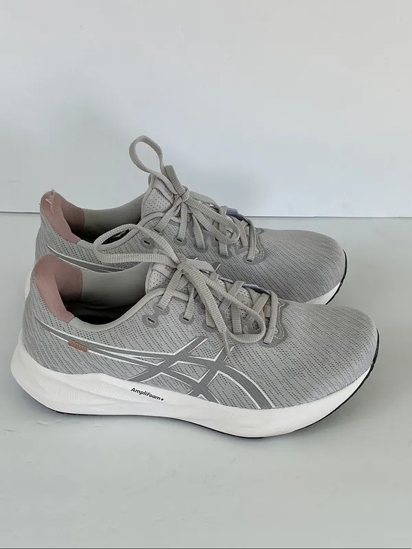 ASICS Versablast 4 Women's Gray Knit Sneakers with Pink Collar Trim - Image 2