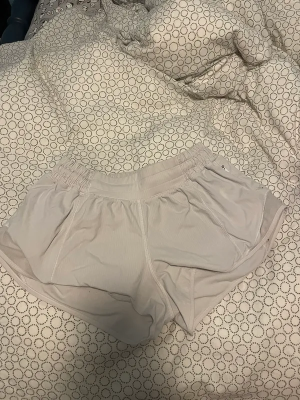Lululemon White Hotty Hot 2.5” Shorts size 4 - Image 3