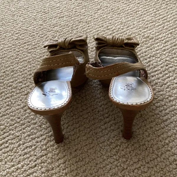Fioni Nude High Heel Bow Front Platinum 4” Heels Vegan Leather Size 8.5 Like New - Image 3