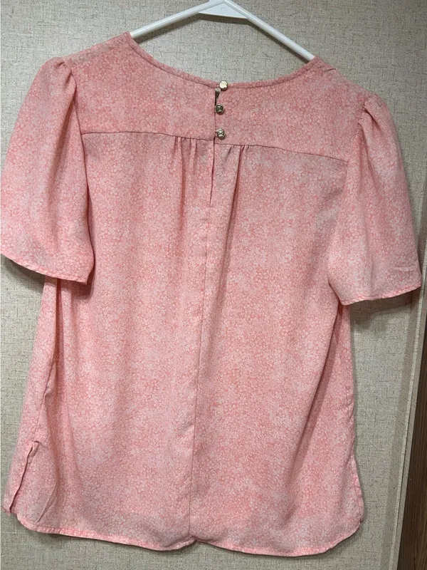 Liz Claiborne Coral Pink V-Neck Short Sleeve Blouse - Image 2