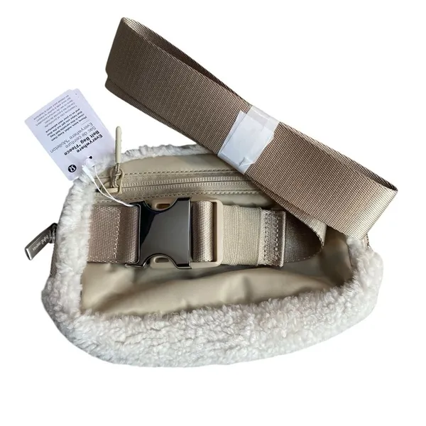 Lululemon Everywhere Belt Bag‎ Fleece Natural Beige Tan Silver Hardware New - Image 4