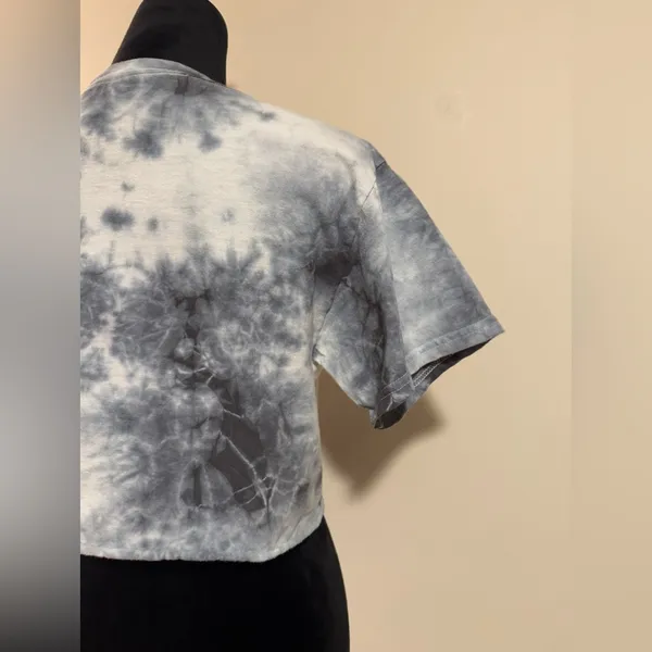 EUC Pink Floyd Black and Gray Tie Dye Cropped Tee size medium - Image 6