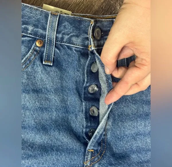 Levi’s NWT 501 Jean Shorts - Image 4