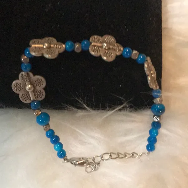 New- bohemian flower bracelet with blue beads adjustable - Image 6