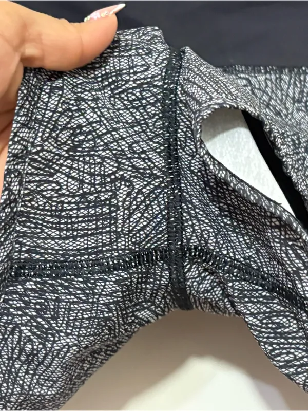 Lululemon Speed Up Shorts 2.5” Size 6 Black White Print Lined Running Active - Image 2