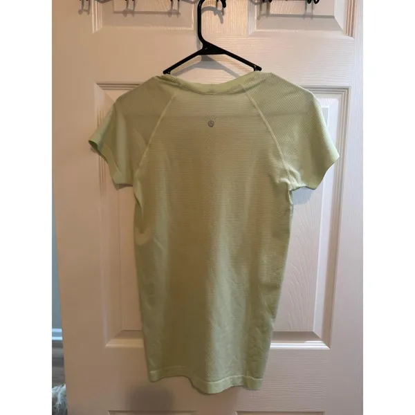 Lululemon Women's Green Short Sleeve Swiftly Size 6 - Image 2