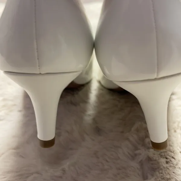 Forever 21 White Heels Size 6 - Image 3