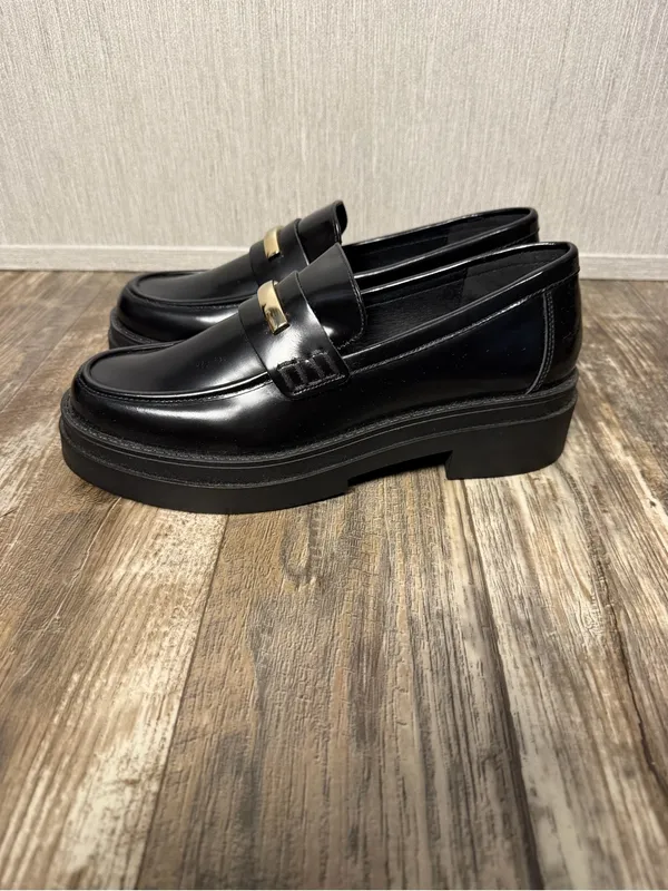 Steve Madden Black Leather Lug Sole Penny Loafers with Gold Hardware Size 10 - Image 9