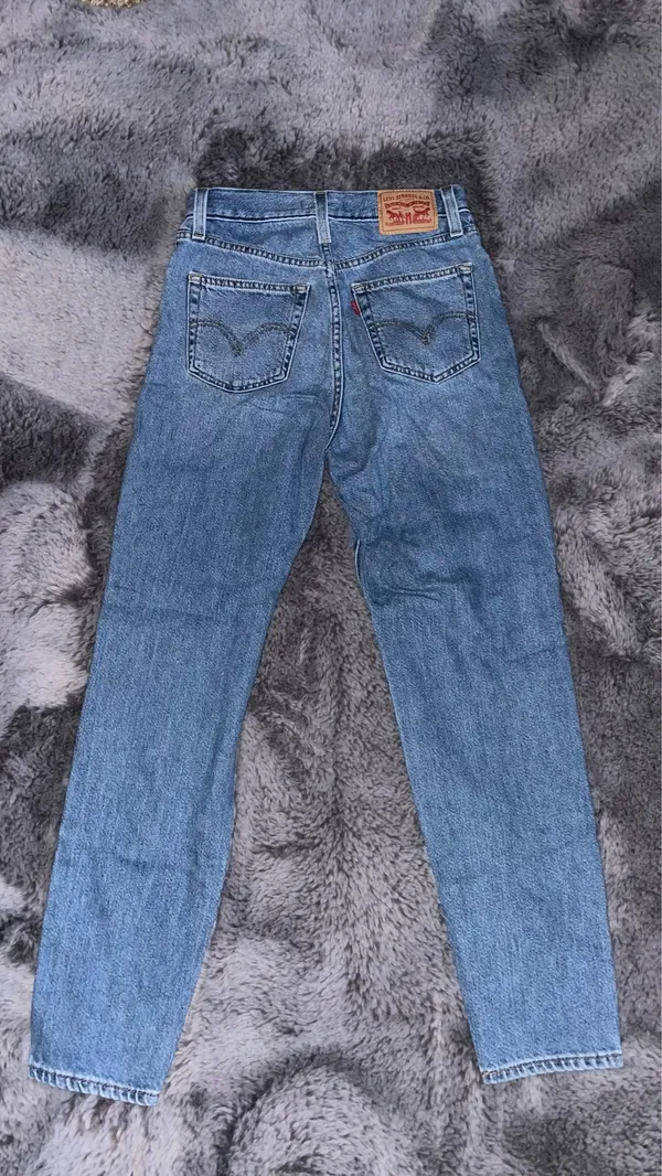 Levi’s High-Waisted Mom Jeans Light Wash - Image 3