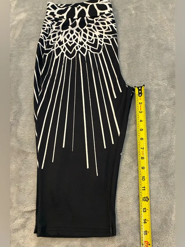 Women’s Capri Black/White Leggings Size XXL - Image 4
