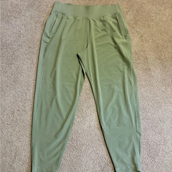 Athleta run with it safe Olive Green Women's Jogger Pants size large no flaws - Image 4