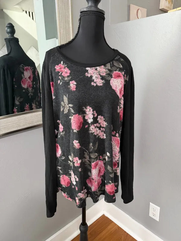Maurices’s 24/7 Collection lightweight rose-floral print Henley sweater top size XL. - Image 2