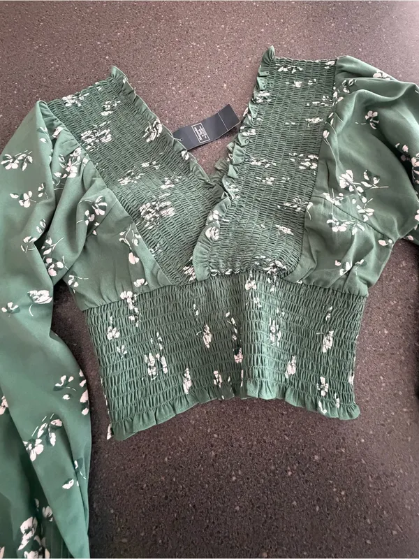 Abercrombie & Fitch NWT Green Floral Smocked V-Neck Long Sleeve Crop Top Blouse - Image 6
