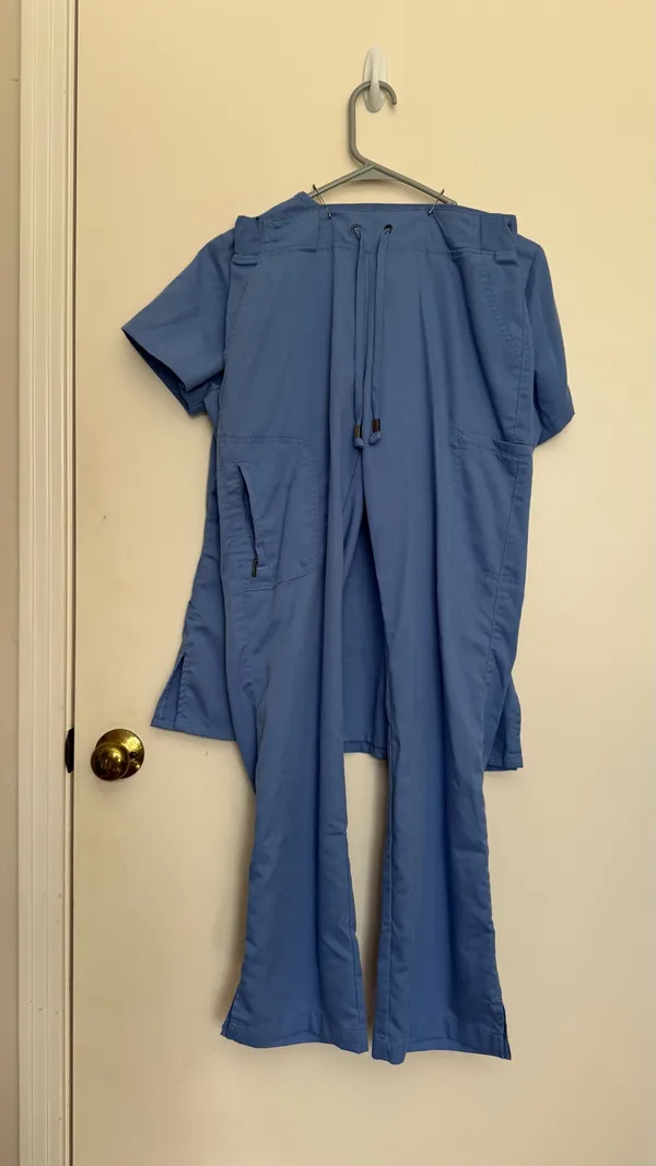 Comfortable blue scrub set. Short-sleeve top with V-neck. Matching pants included. Ideal for healthcare professionals. grey’s Anatomy. - Image 2