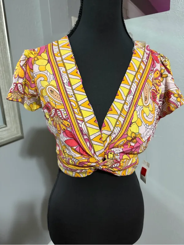 NWT Angie Paisley Floral Groovy Hippie Knot Front Crop Top Size Medium. - Image 2